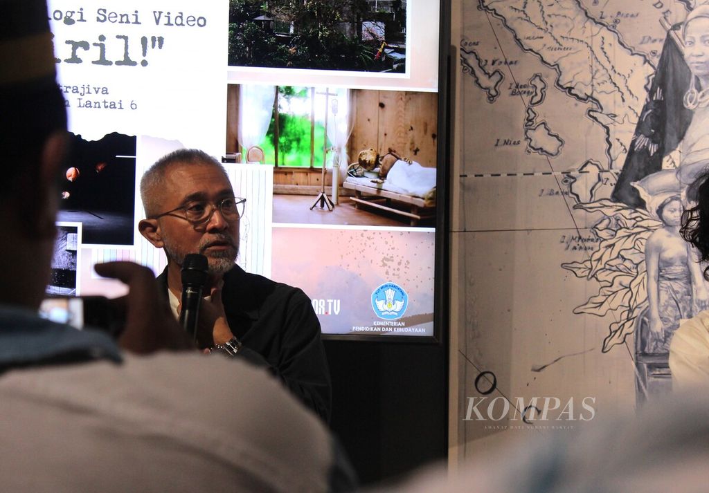 Aktor Lukman Sardi menghadiri konferensi pers Peluncuran Serial Antologi Seni Video ”Aku, Chairil!” di pameran artina #2: matrajiva, di Gedung Sarinah, Jakarta, Jumat (28/4/2023). 