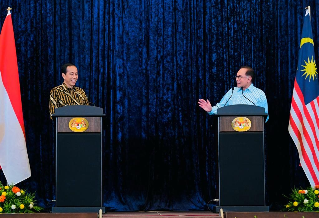Presiden Joko Widodo dan Perdana Menteri (PM) Malaysia Dato’ Seri Anwar Ibrahim membahas sejumlah kerja sama antara Indonesia dan Malaysia di berbagai bidang dalam pertemuan yang digelar di kediaman resmi PM Malaysia, di Seri Perdana, Putrajaya, Malaysia, Kamis (8/6/2023). 