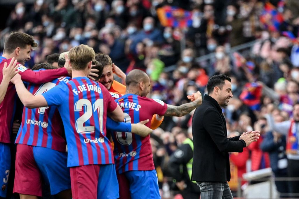 Para pemain Barcelona merayakan gol keempat mereka bersama pelatih Xavi Hernandez pada laga Liga Spanyol melawan Atletico Madrid, Minggu (6/2/2022) di Stadion Camp Nou. Pada laga itu Barca menang 4-2. 