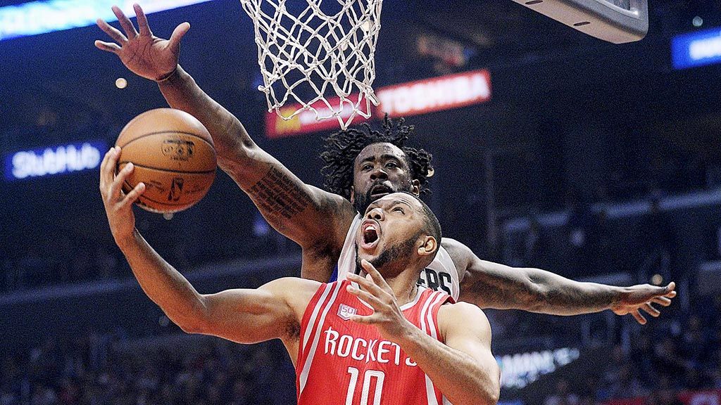 Pemain  Houston Rockets, Eric Gordon (10), berebut bola dengan pemain  Los Angeles Clippers, DeAndre Jordan, pada laga basket NBA, Senin (10/4). Rockets kalah, 96-125, dari Clippers.