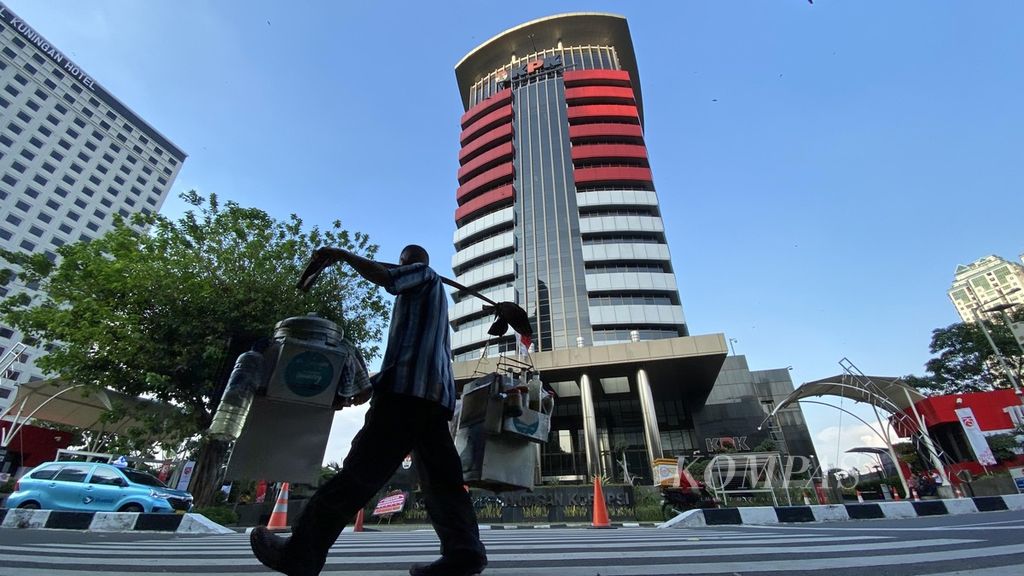 Warga melintas di depan Gedung Merah Putih Komisi Pemberantasan Korupsi (KPK) Kuningan, Jakarta, Senin (6/7/2020). Sejak Desember 2019 hingga awal Juli 2020 ini, KPK telah melakukan tiga kali operasi tangkap tangan (OTT) kasus korupsi.