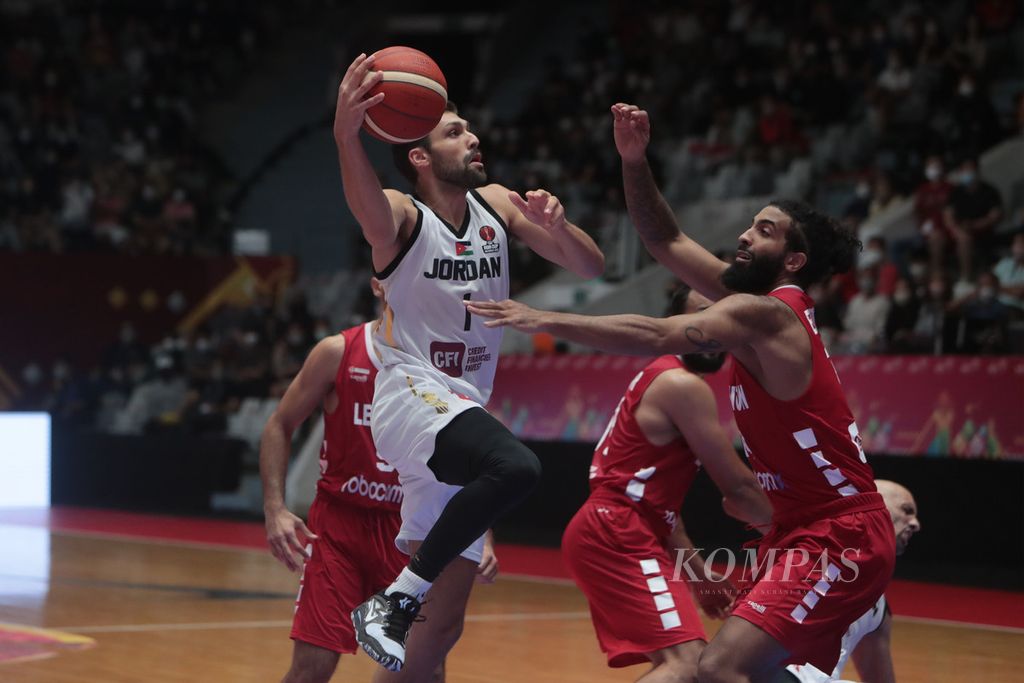 Pebasket Jordania, Amin Abu Hawwas, melompat untuk mencetak angka saat bertanding melawan Lebanon pada semifinal Piala Asia FIBA 2022 di Istora Gelora Bung Karno, Senayan, Jakarta, Sabtu (23/7/2022). 