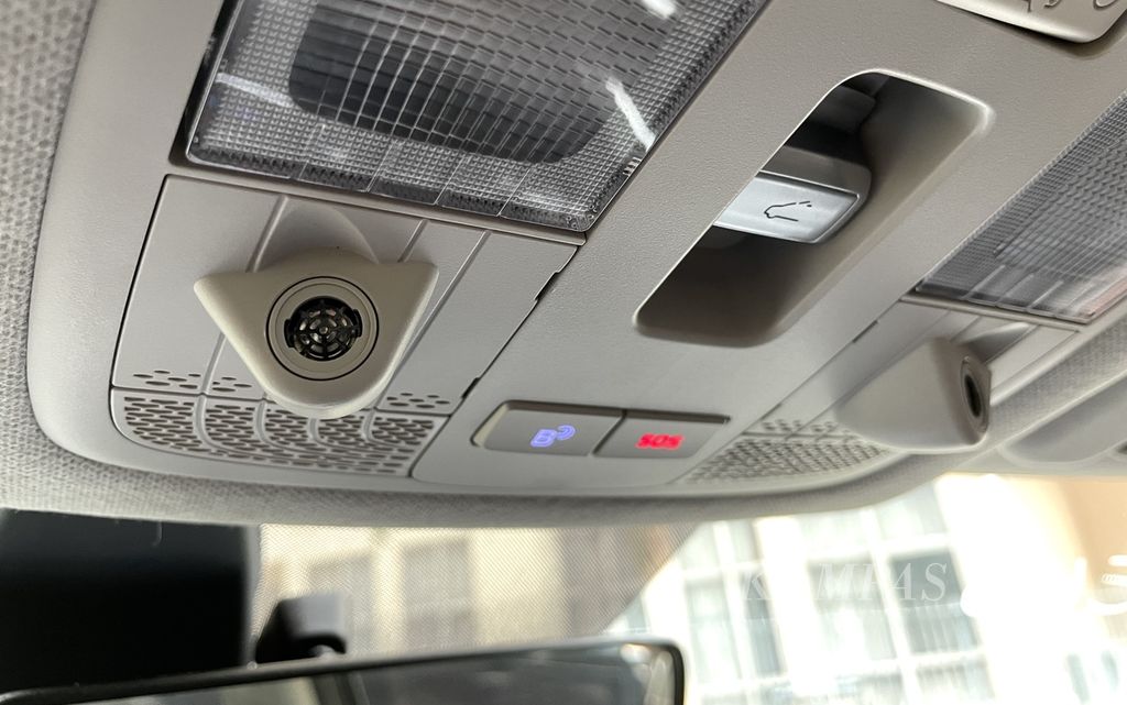 Mikrofon yang tersemat di plafon sisi depan digunakan utnuk berkomunikasi dengan pusat pelayanan Hyundai jika tombol "B" atau SOS ditekan ketika menghadapi kendala di jalan.