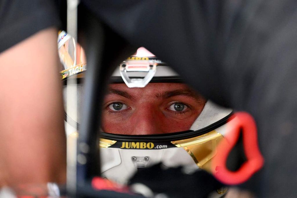 Pebalap Red Bull Max Verstappen berispa jelang latihan bebas pertama Grand Prix Formula 1 Spanyol di Circuit de Catalunya, Montmello, luar kota Barcelona, Jumat (20/5/2022).