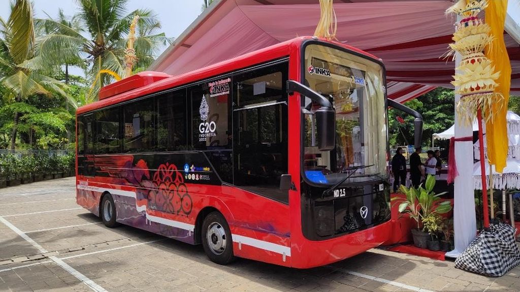 Sebanyak 30 Bus Listrik Merah Putih (BliMP) hasil kolaborasi sejumlah perguruan tinggi dan dunia usaha yang difasilitasi platform Kedaireka diluncurkan Mendikbudristek Nadiem Anwar Makarim di Nusa Dua, Bali, Minggu (13/11/2022). Bus ini digunakan untuk mendukung operasionalisasi KTT G20 di Bali.
