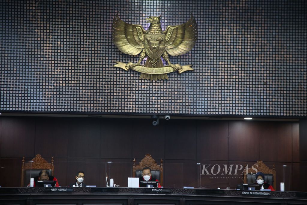 Hakim konstitusi membacakan putusan uji materi Undang-Undang Nomor 3 Tahun 2022 tentang Ibu Kota Negara (UU IKN) di Gedung Mahkamah Konstitusi, Jakarta, Selasa (31/5/2022). 