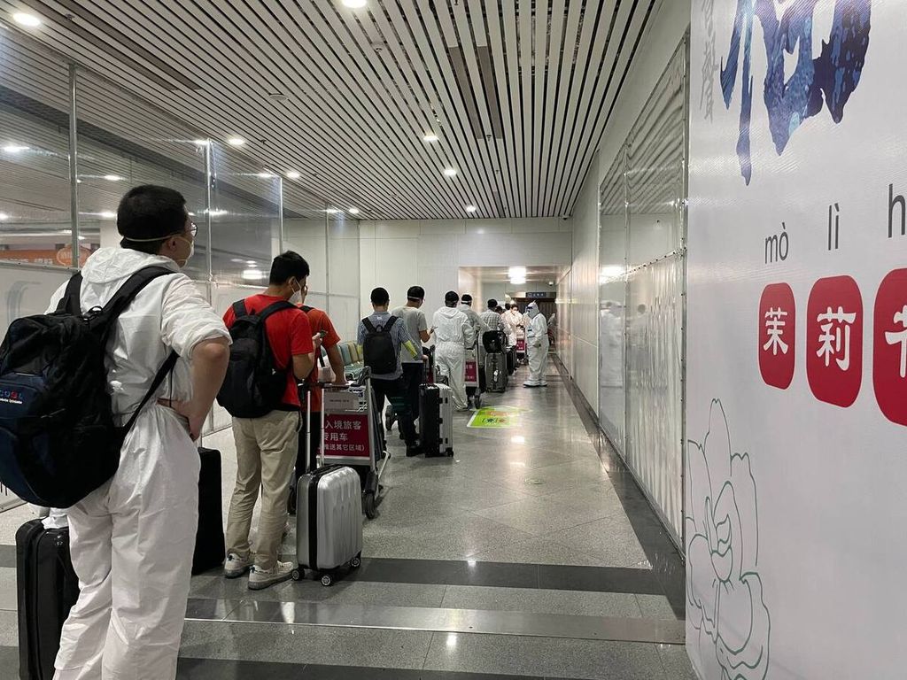 Proses mengantri untuk penyerahan dokumen deklarasi kesehatan, menunjukkan paspor, dan menandatangani kesediaan untuk tes PCR di Bandara Fuzhou Changle, China pada Kamis (9/6/2022). Waktu antrian sekitar 10 menit. Setelah menyerahkan dokumen, setiap penumpang bergantian masuk ke ruang tes PCR lalu menuju ke imigrasi.
