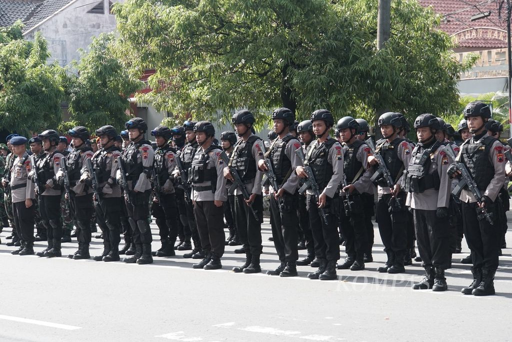 Aparat polisi bersenjata sedang mengikuti Apel Bersama Pengamanan Malam Tahun Baru 2018 di Solo, Jawa Tengah, Minggu (31/12).