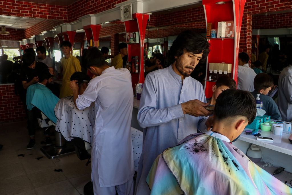 Beberapa tukang cukur di Kota Fayzabad, Provinsi Badakhshan, Senin (8/4/2024), tengah memotong rambut para pelanggan jelang perayaan Idul Fitri yang akan jatuh pada Rabu (10/4/2024). Penampilan bersih dan rapi, termasuk di dalamnya adalah bercukur sudah mengakar dan menjadi bagian dari perayaan Idul Fitri. 