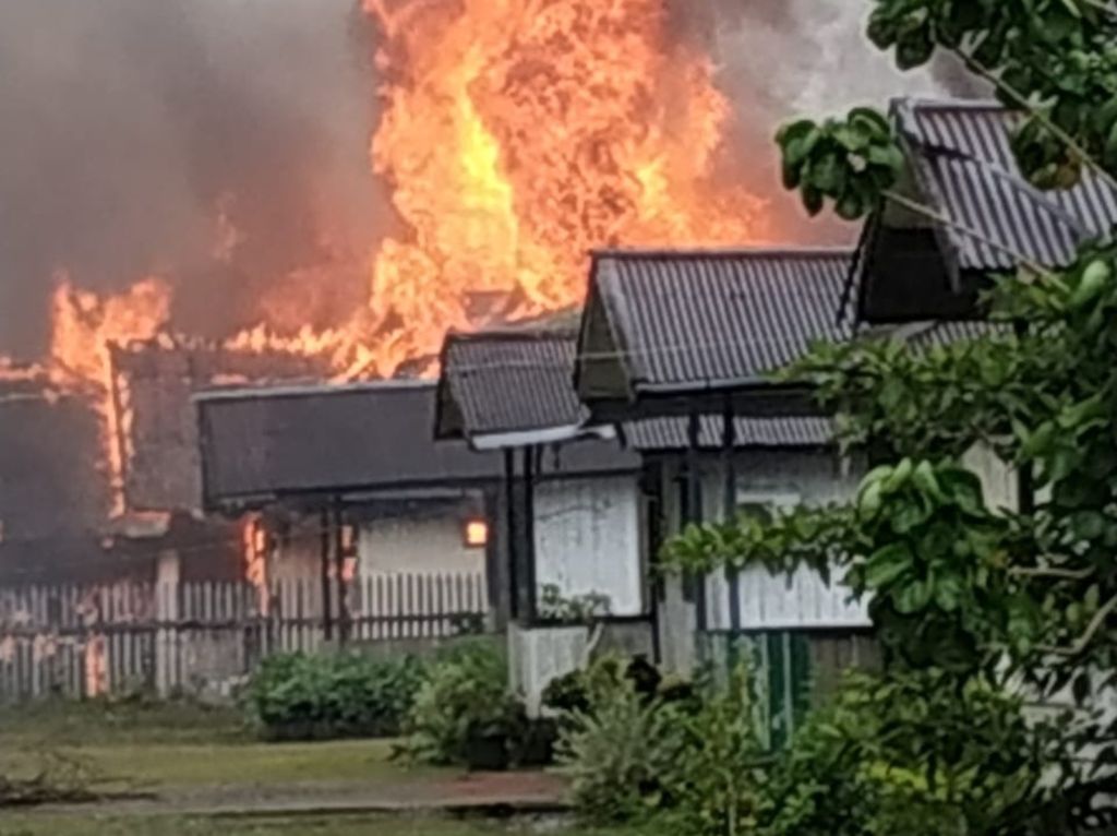Sekelompok orang membakar rumah warga di Distrik Deikai, Kabupaten Yahukimo, Papua, Minggu (3/10/2021). Aksi ini dilakukan setelah para pelaku mendapat kabar bohong penyebab kematian mantan Bupati Yahukimo, Abock Busup.