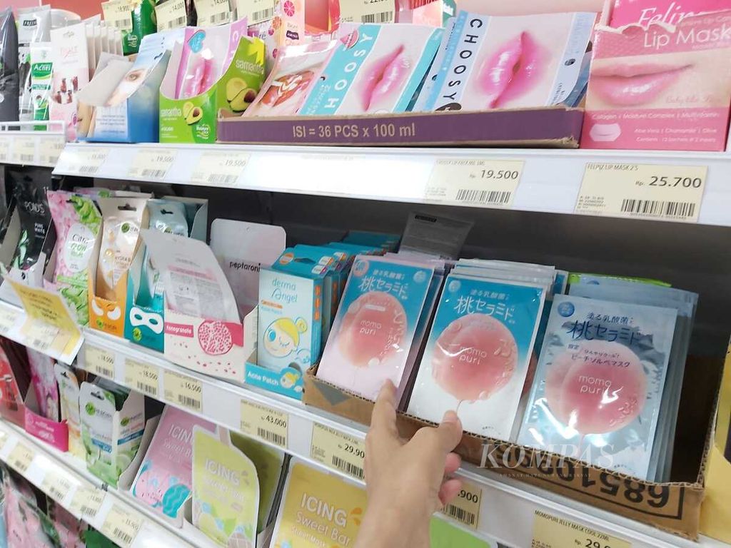 Jejeran produk perawatan kulit wajah di sebuah supermarket di Jakarta, Selasa (18/1/2022).
