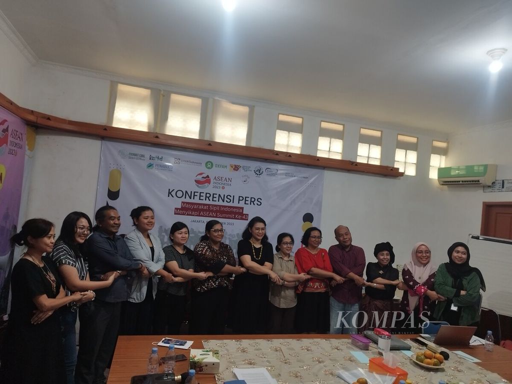 Koalisi Masyarakat Sipil Indonesia yang terdiri atas sejumlah organisasi mendeklarasikan sikap mereka menanggapi hajatan KTT Ke-43 ASEAN, di Jakarta, Rabu (6/9/2023).