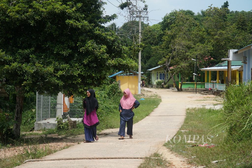 Two residents were walking in a fishermen settlement in Pasir Panjang Village, Rempang Island, Batam City, Riau Islands on Tuesday (9/19/2023).