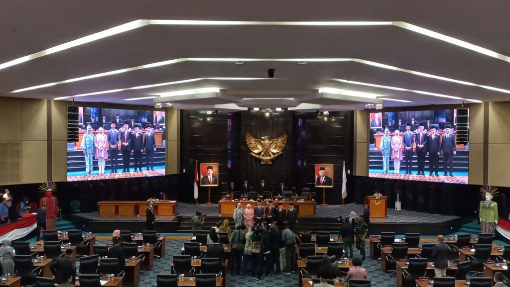 Penjabat Gubernur DKI Jakarta Heru Budi Hartono dan pimpinan DPRD DKI Jakarta berfoto bersama seusai menandatangani dokumen RAPBD DKI Jakarta 2023 dalam Rapat Paripurna DPRD DKI Jakarta, Selasa (28/11/2022).