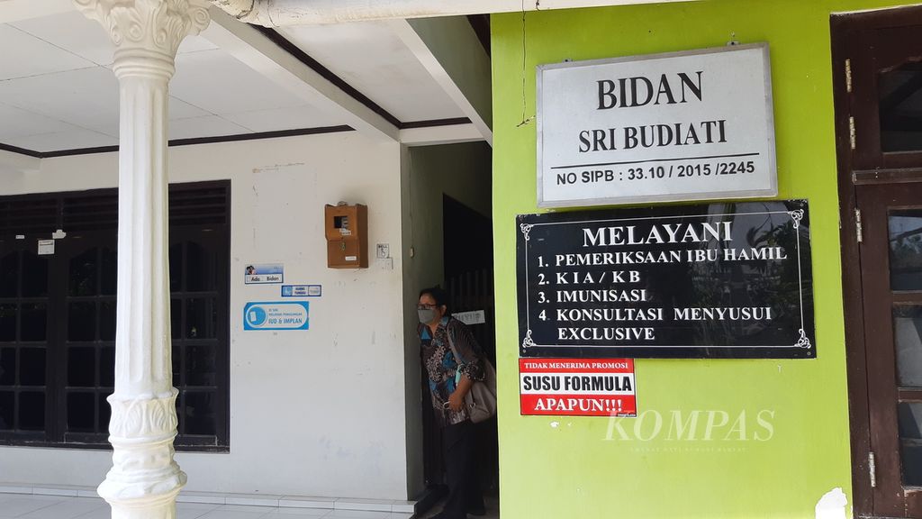Tempat praktik Bidan Sri Budiati, Sabtu (3/9/2022) di Pandes, Wedi, Klaten, Jawa Tengah. Bidan Budi termasuk salah seorang tenaga kesehatan yang menolak penggunaan susu formula untuk bayi.