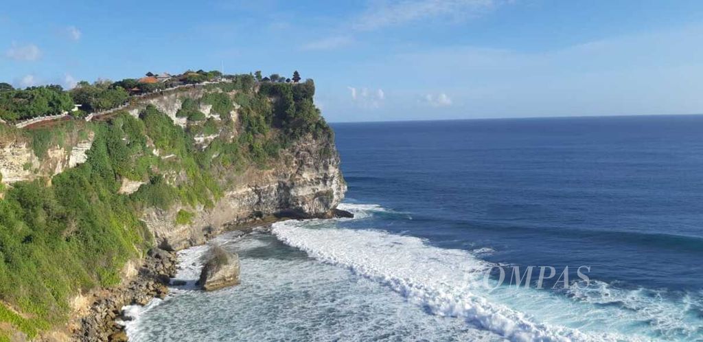 Tampak Pura Luhur Uluwatu atau Pura Luwur dari jauh, di Bali, Jumat (7/7/2018). Pura tersebut merupakan salah satu destinasi favorit wisatawan mancanegara di Bali.