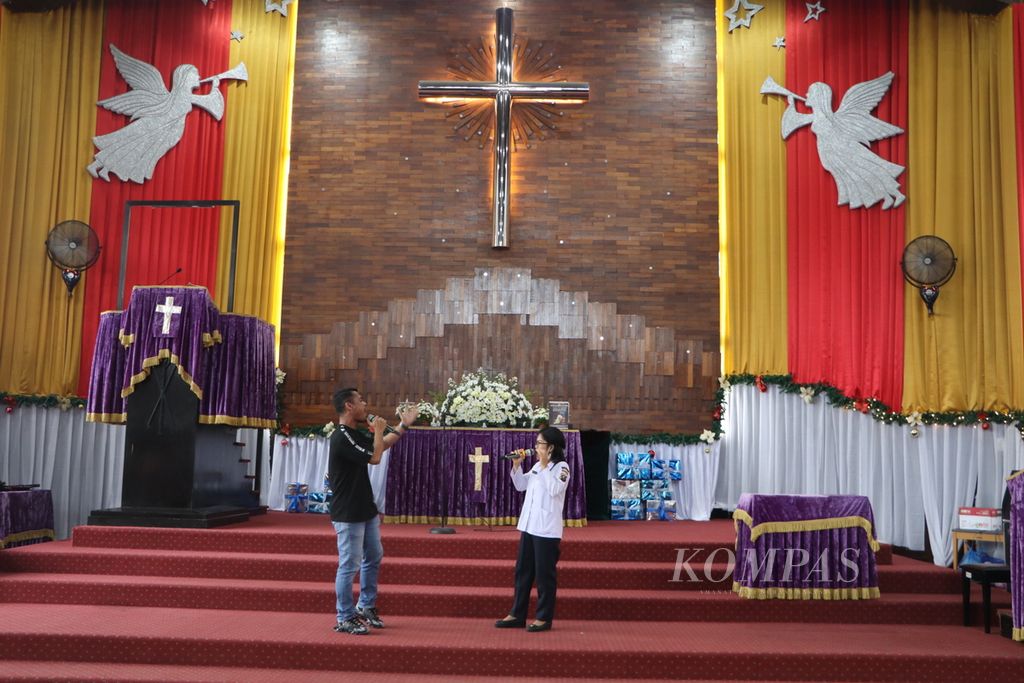 Eprida Silaban (kanan) dan Liberti Marbun latihan menyanyikan lagu berjudul "The Prayer" untuk persiapan Natal Rumah Sakit Bhayangkara Medan, di Gereja Kristen Protestan Indonesia Medan Kota, Sumatera Utara, Senin (19/12/2022). 