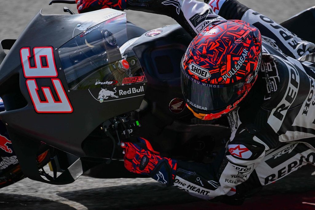 Pebalap Repsol Honda, Marc Marquez, memacu motor barunya yang terlihat berbeda dari musim-musim sebelumnya pada tes pramusim di Sirkuit Sepang, Malaysia, Sabtu (5/2/2022).
