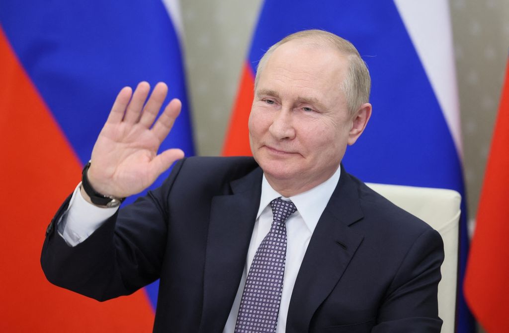 Presiden Rusia Vladimir Putin melambaikan tangan saat menghadiri pertemuan BRICS secara virtual di Moskwa, 24 Juni 2022. Putin, saat berkunjung ke Turkmenistan, Rabu (29/6/2022) memperingatkan NATO soal perkuatan sistem pertahanan kolektifnya di timur Eropa yang akan menimbulkan ketidakstabilan baru di kawasan. 