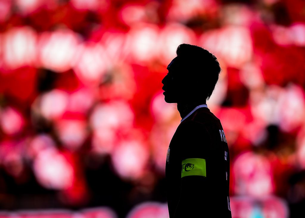 The silhouette of the center-back and captain of Indonesia, Rizky Ridho, in the Group A match of the 2024 U-23 Asian Cup against Australia on Thursday (4/18/2024) at Abdullah bin Khalifa Stadium, Doha. Rizky couldn't participate in the third-place match against Iraq on Thursday (5/2/2024) because he received a red card in the semifinal match against Uzbekistan.