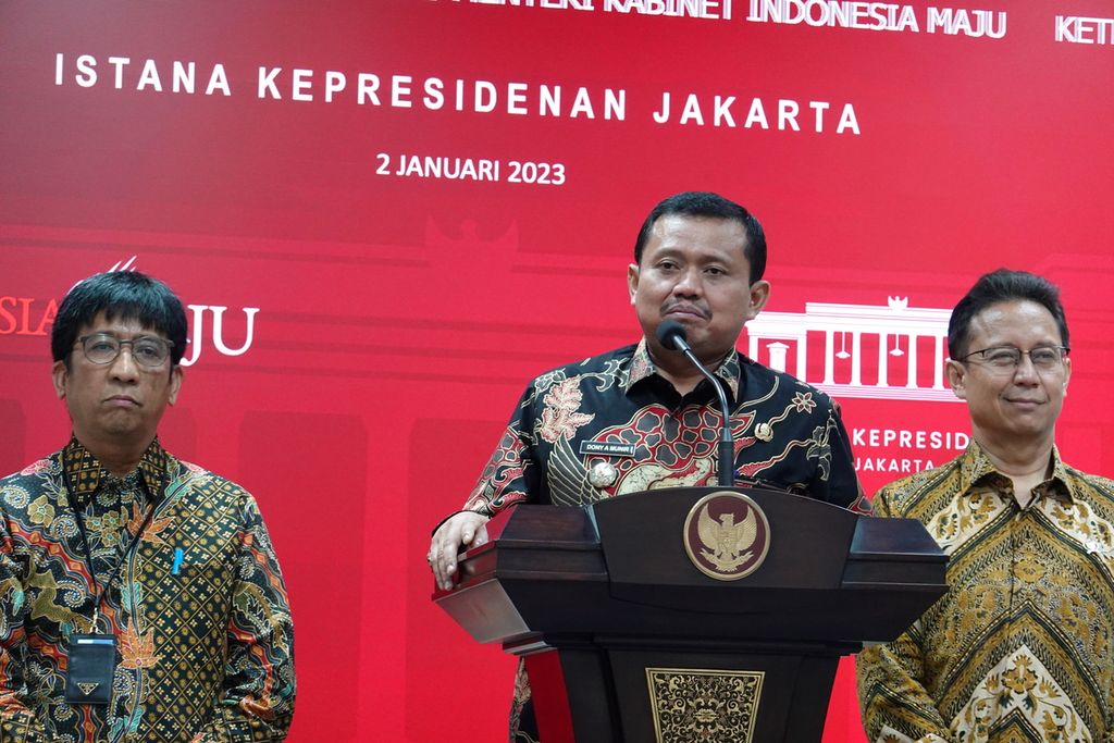 Bupati Sumedang Dony Ahmad Munir ketika memberikan keterangan pers terkait hasil rapat terbatas mengenai percepatan penanganan tengkes di Kantor Presiden, Jakarta, Senin (2/1/2023). 