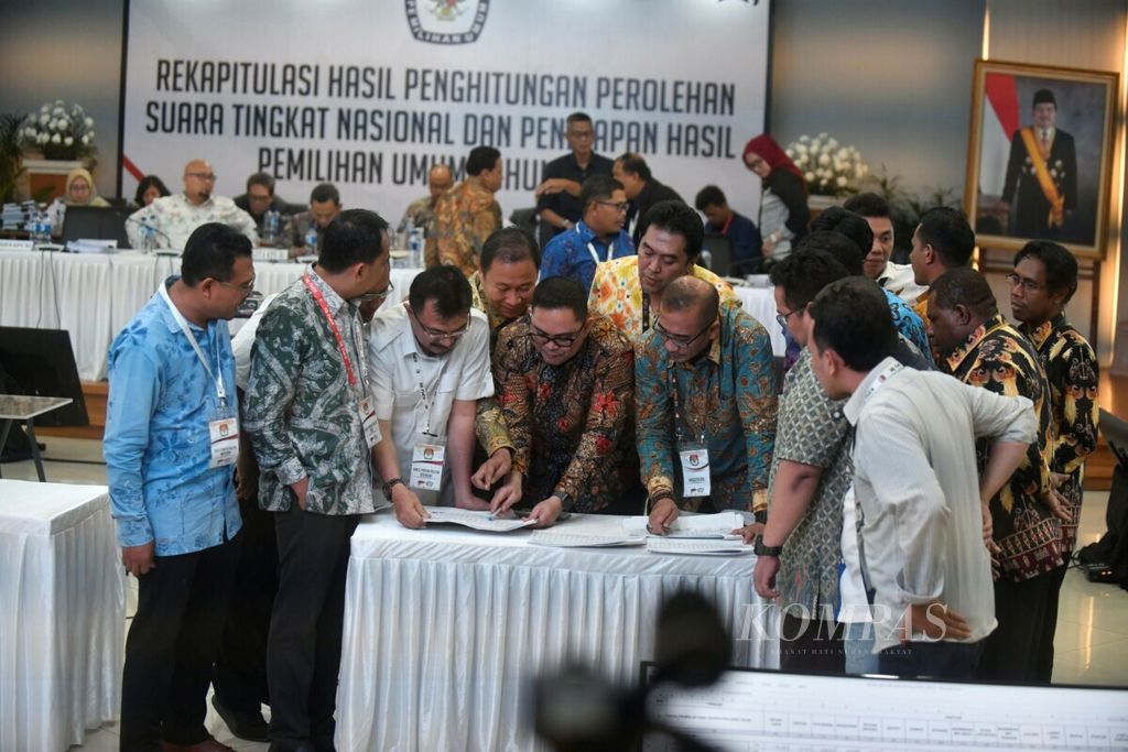 Komisioner KPU bersama para saksi partai politik mencocokkan data saat rekapitulasi nasional perolehan suara Pemilu 2019 Provinsi Papua di Gedung KPU, Jakarta, Senin (20/5/2019).