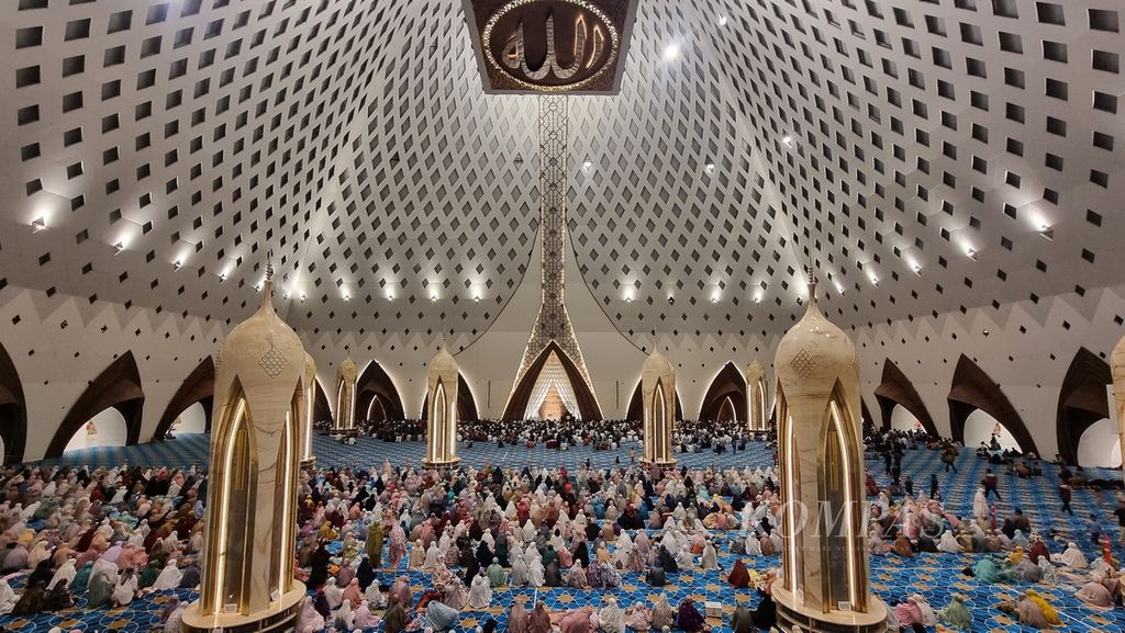 Ribuan anggota jemaah melaksanakan shalat Tarawih perdana 1445 Hijriah di Masjid Raya Al Jabbar, Kota Bandung, Jawa Barat, Senin (11/3/2024).