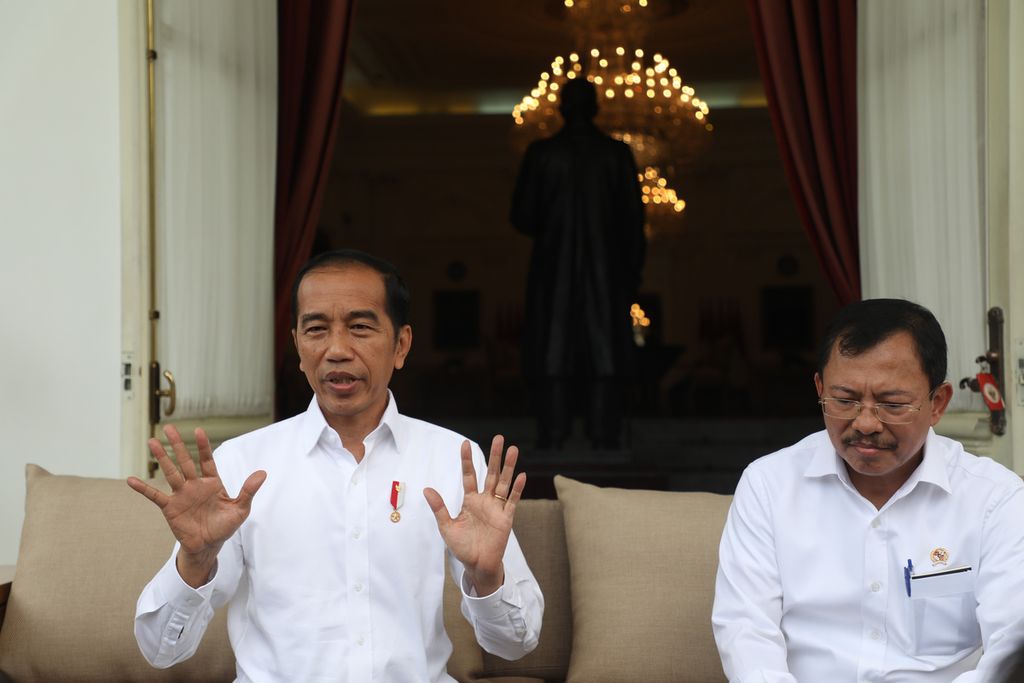 Presiden Joko Widodo saat menyampaikan bahwa dua warga Indonesia positif terinfeksi virus korona jenis baru (Covid-19) di beranda Istana Merdeka, Jakarta, Senin (2/3/2020). Ini merupakan kasus pertama warga Indonesia positif virus korona di wilayah Indonesia. 