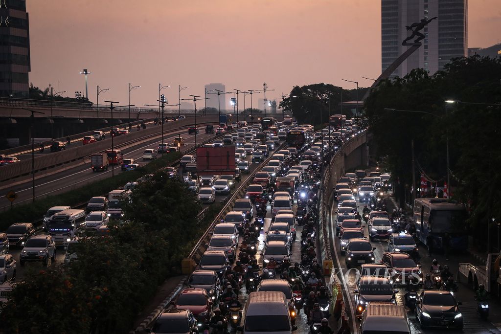 Kepadatan lalu lintas di kawasan Pancoran, Jakarta, Rabu (9/8/2023). Sektor transportasi menjadi salah satu penyumbang polusi udara di Jakarta. 