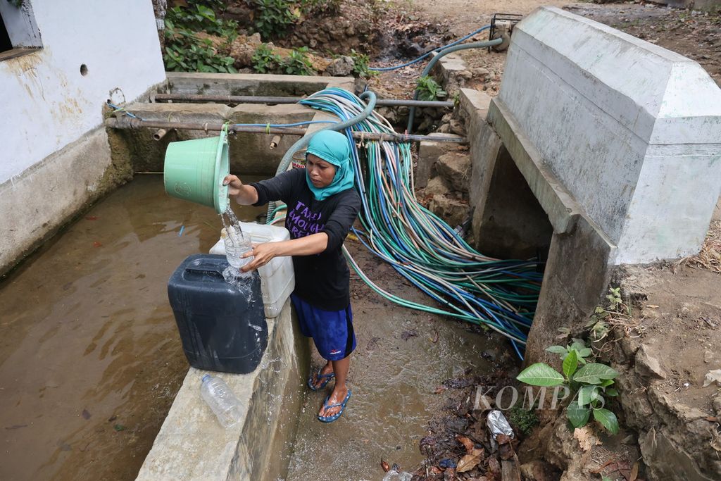 Warga mengambil air dari mata air di Dusun Kalidadap, Kabupaten Bantul, DI Yogyakarta, Selasa (31/10/2023).