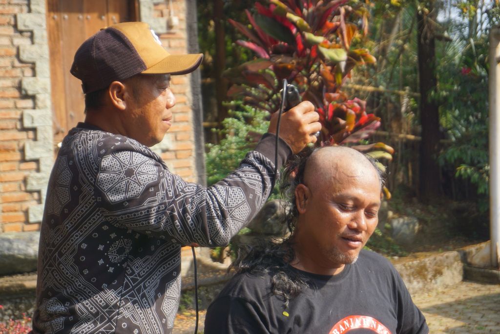 Ilustrasi. Salah satu warga mencukur rambutnya sampai gundul sebagai wujud syukur atas penetapan status tersangka terhadap Bupati Banjarnegara Budhi Sarwono oleh KPK. Cukur gundul digelar di Banjarnegara, Jawa Tengah, Sabtu (4/9/2021).