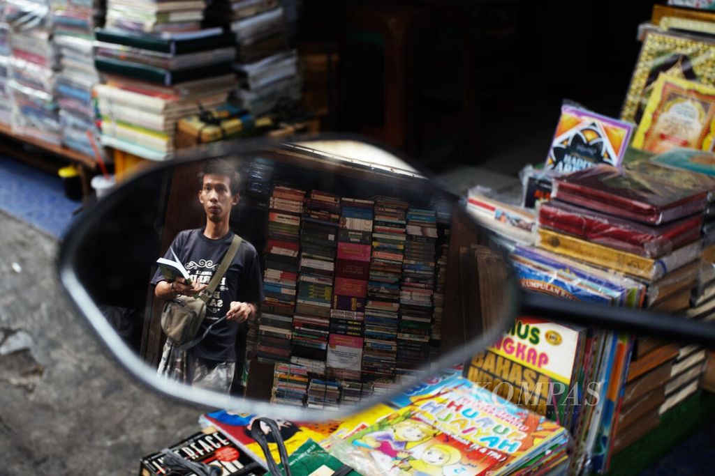Seorang warga mengunjungi pasar buku Kwitang di Jakarta Pusat, Selasa (26/12/2023). Selain pelajaran, di sana juga banyak dijual buku sejarah terbitan lama dan buku-buku yang sudah langka.