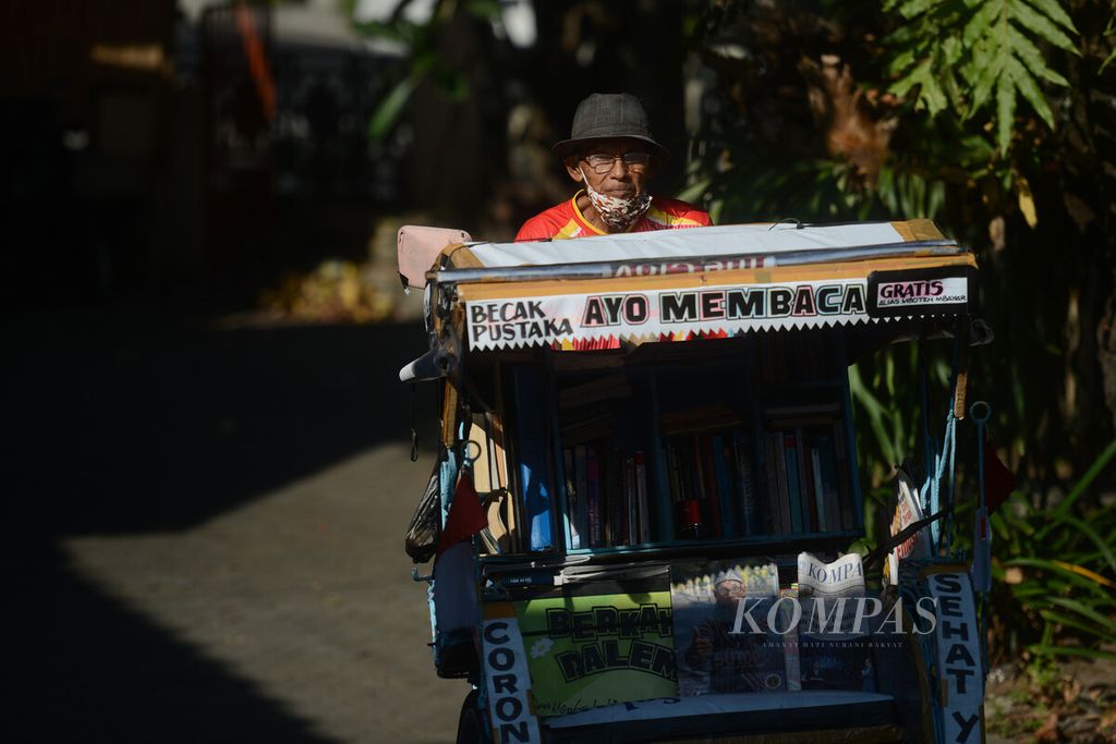 Pengayuh becak, Sutopo (73), melanjutkan perjalanan mencari penumpang dengan becak yang ia namai Becak Pustaka setelah singgah di Bentara Budaya Yogyakarta, Kotabaru, Yogyakarta, Senin (29/6/2020). 