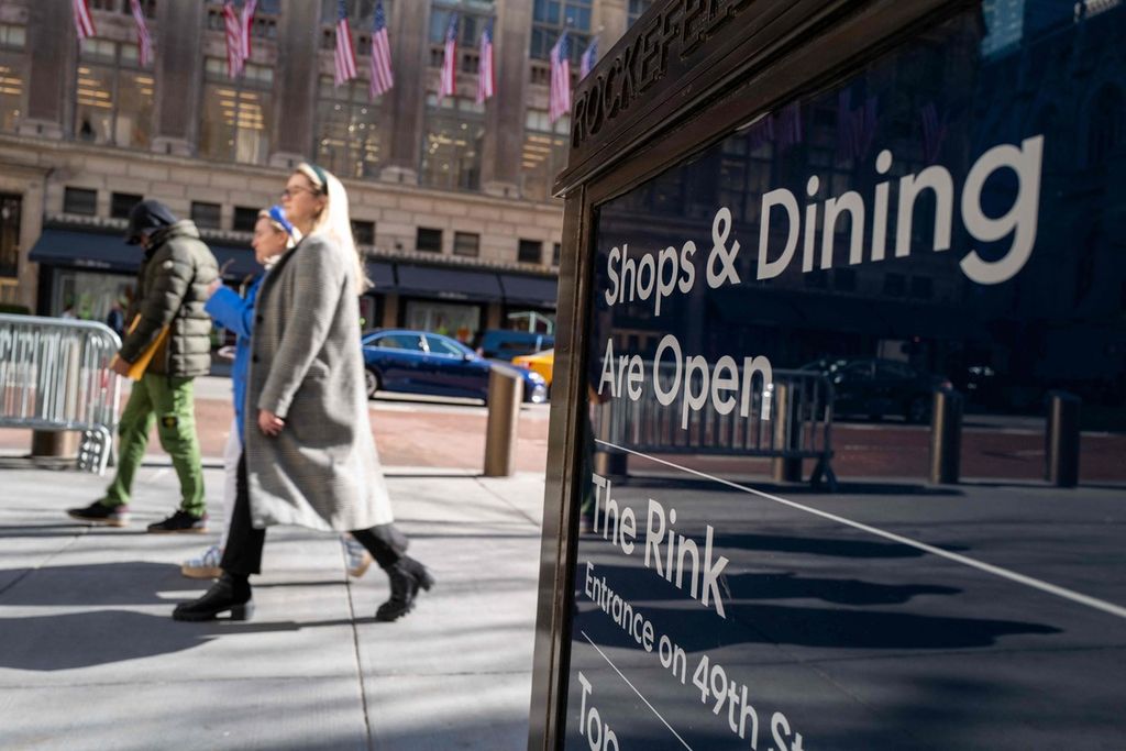 Warga berjalan di 5th Avenue, Manhattan, salah satu ruas jalan tempat pusat belanja di New York City, AS, 15 Januari 2023. Departemen Perdagangan AS, Rabu (15/2/2023), melaporkan bahwa angka penjualan ritel--salah satu barometer ekonomi--naik 3 persen pada Januari 2023 atau melebihi perkiraan Dow Jones 1,9 persen. 