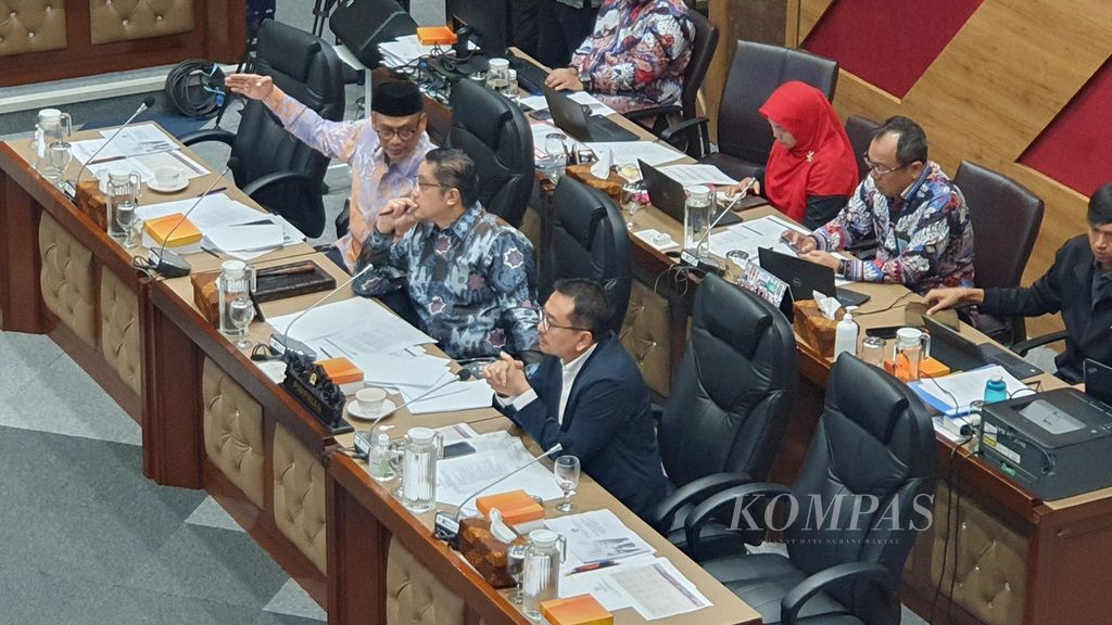 Wakil Ketua Komisi X DPR Abdul Fikri Faqih dan Dede Yusuf, serta Ketua Komisi X Syaiful Huda memimpin rapat kerja bersama Kementerian Pendidikan, Kebudayaan, Riset, dan Teknologi di Ruang Rapat Komisi X DPR, Senayan, Jakarta, Selasa (21/5/2024).