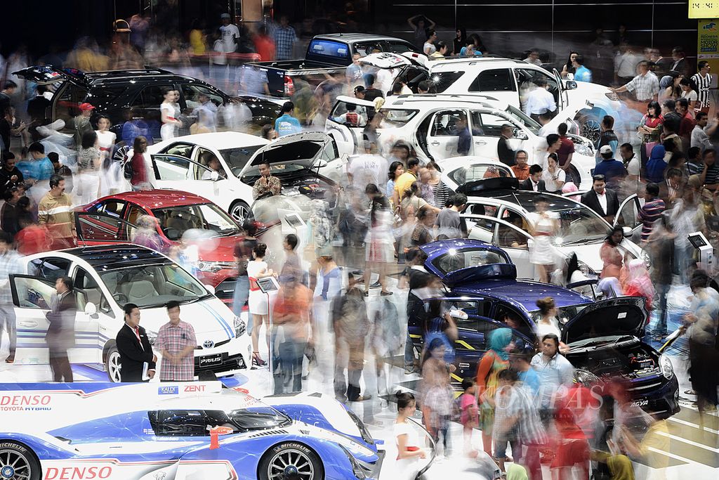 Pengunjung memadati arena pameran otomotif Indonesia International Motor Show pada hari terakhir pelaksanaannya di Jakarta International Expo, Kemayoran, Jakarta Pusat, Minggu (29/9/2013). 