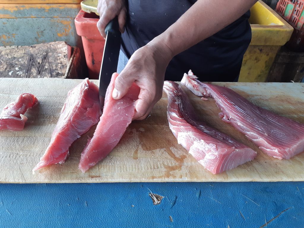 Daging tuna dalam bentuk loin di Tempat Pendaratan Ikan Oeba, Kota Kupang, Nusa Tenggara Timur pada Selasa (24/1/2023). Tuna dimaksud adalah tuna sirip kuning.