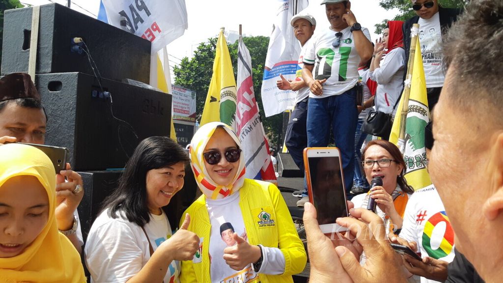 Wali Kota Tangerang Selatan Airin Rachmi Diany (kaca mata hitam) saat hadir dalam kampanye Joko Widodo-Ma'ruf Amin pada Pilpres 2019 di Kota Tangerang, Banten (7/4/2019).