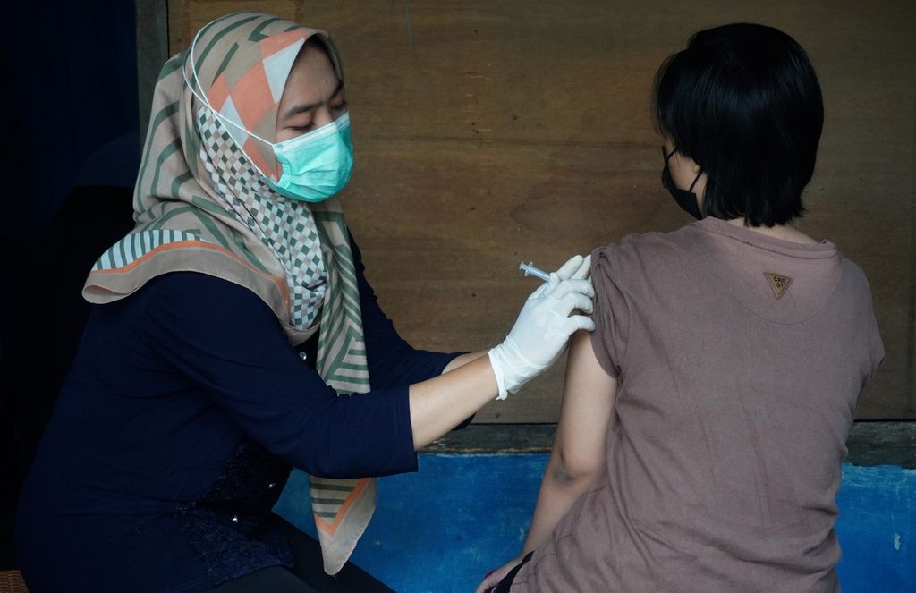 Warga menjalani vaksinasi Covid-19 di rumahnya, Kelurahan Bandung, Kota Tegal, Jawa Tengah, pertengahan 2021.