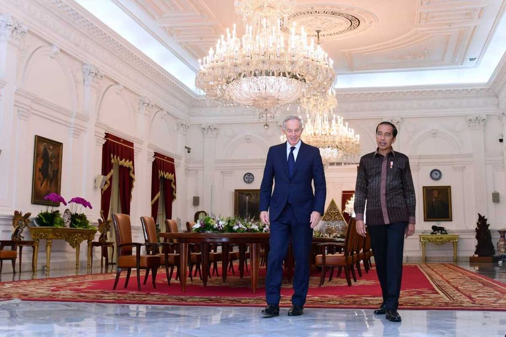 Presiden Joko Widodo menerima Dewan PenasIhat Ibu Kota Nusantara (IKN) Tony Blair di Istana Merdeka, Jakarta, Rabu (19/10/2022).