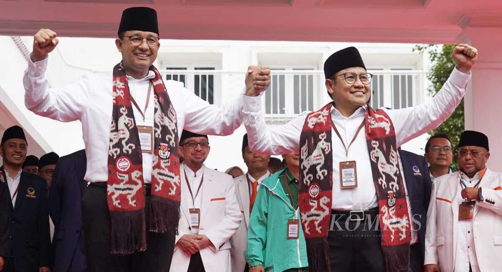 Anies Baswedan dan Muhaimin Iskandar saat didaftarkan sebagai pasangan calon presiden dan calon wakil presiden oleh sejumlah partai politik pengusungnya di Komisi Pemilihan Umum, Jakarta, pertengahan Oktober 2023.
