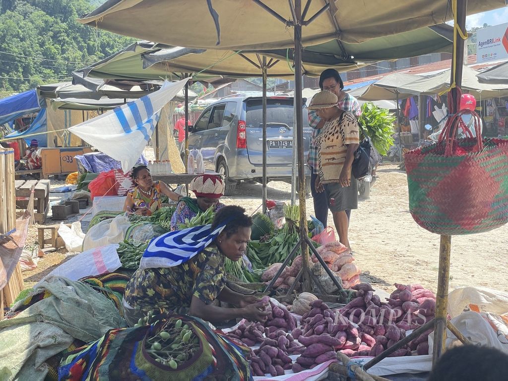 Aktivitas pedagang orang asli Papua atau ”mama Papua” di Pasar Youtefa, Kota Jayapura, Papua, Selasa (17/10/2023).
