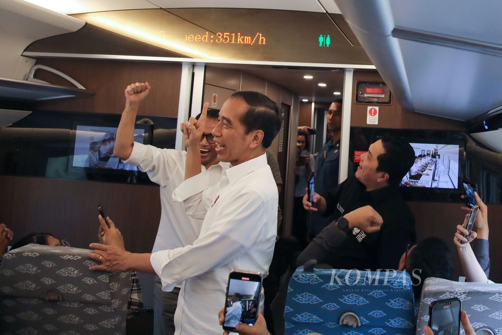 Presiden Joko Widodo bersama Menteri Perhubungan Budi Karya Sumadi dan Menteri BUMN Erick Thohir berada di gerbong Kereta Cepat Jakarta-Bandung (KCJB) saat kecepatan menunjukkan 351 kilometer per jam, Rabu (13/9/2023) dalam perjalanan dari Jakarta menuju Bandung. 