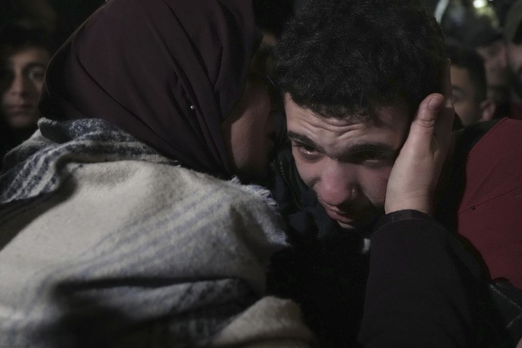 Warga Palestina Mohammad Hamamreh disambut ibunya di rumah mereka di Tepi Barat, Ramallah, saat dilepaskan dari penjara Israel, 29 November 2023.  