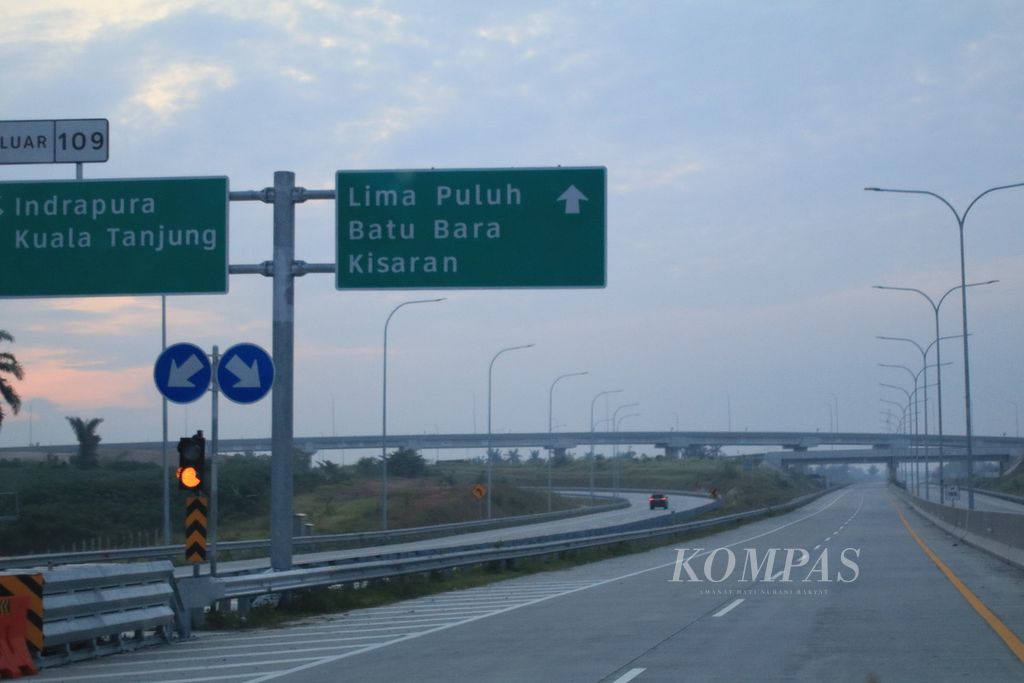 Ruas jalan tol Tebing Tinggi-Indrapura-Lima Puluh sepanjang 43,6 kilometer yang membentang dari Kota Tebing Tinggi hingga Kabupaten Batu Bara, di Gerbang Tol Lima Puluh, Batu Bara, Sumatera Utara, beroperasi setelah diresmikan Presiden Joko Widodo, Rabu (7/2/2024).