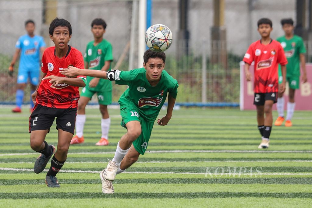 Pemain Buperta Cibubur Zahid Ash Shidqi mengejar bola pada pertandingan Liga Kompas Kacang Garuda U-14 di Dewantara Sport Center, Tangerang Selatan, Banten. Dalam pertandingan ini Buperta Cibubur menang tipis dari Putra Agung dengan skor 1-0.