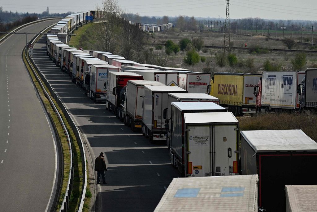 Truk-truk mengantre memasuki gerbang perbatasan Vidin-Calafat, antara Bulgaria dan Romania, dekat Vidin, Bulgaria, 25 Maret 2024. 