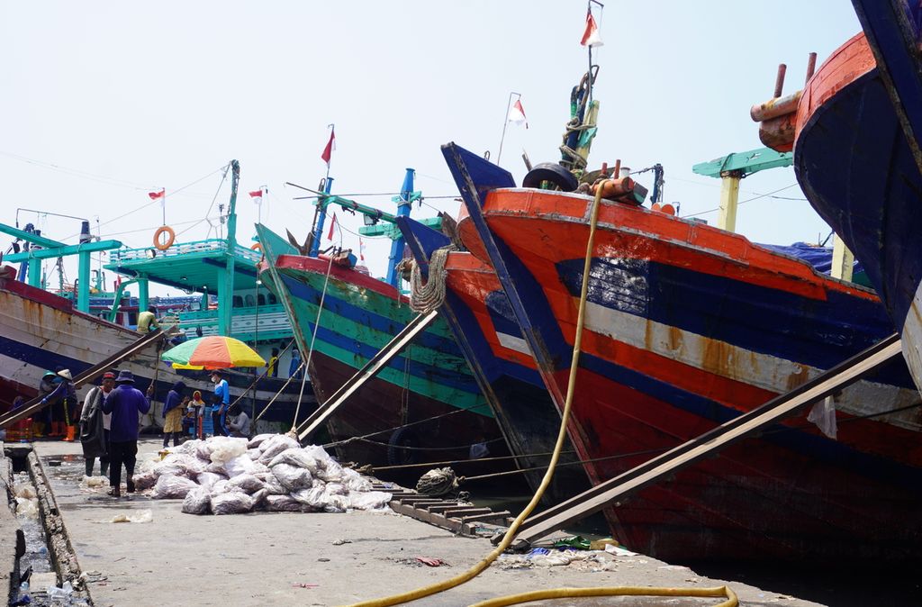 Nelayan cantrang membongkar hasil tangkapannya di dermaga Pelabuhan Perikanan Pantai Tegalsari, Kota Tegal, Jawa Tengah, Selasa (10/8/2021). Di pelabuhan perikanan terbesar di Kota Tegal tersebut, ada belasan ribu ton ikan dibongkar setiap tahun. Pelabuhan yang diresmikan pada tahun 2004 tersebut direncanakan akan direvitalisasi pada 2022 oleh Kementerian Kelautan dan Perikanan untuk membuat aktivitas perikanan di pelabuhan lebih nyaman dan sehat.
