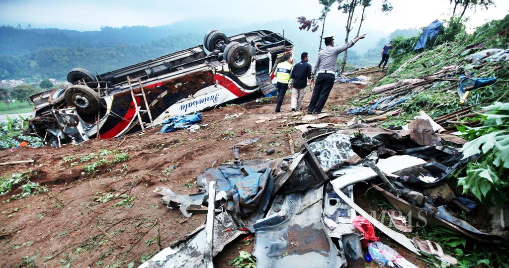 Polisi melakukan olah tempat kejadian perkara kecelakaan rem blong bus pariwisata Kitrans di jalur wisata kawasan Puncak, Ciloto, Kabupaten Cianjur, Jawa Barat, Minggu (30/4). Kecelakaan yang terjadi pada pukul 10.30 tersebut mengakibatkan tiga buah mobil serta empat buah sepeda motor terdampak dan menewaskan 11 orang.