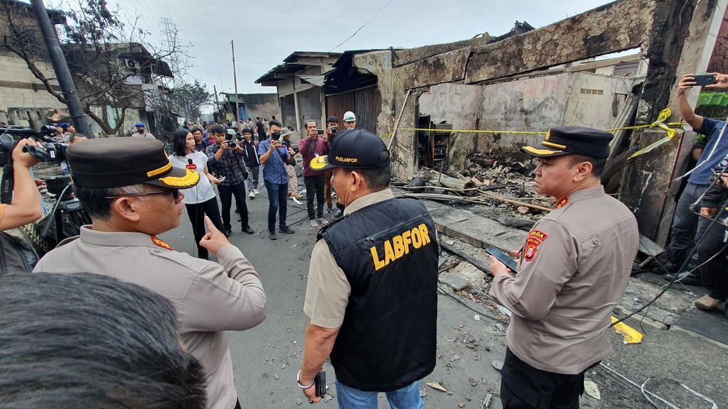 Tim Pusat Laboratorium Forensik Polri mulai menyisir tempat terjadinya perkara kebakaran pada Sabtu (4/3/2023) sebelum melakukan olah TKP di Terminal Integrated BBM Pertamina Plumpang, Jakarta Utara.